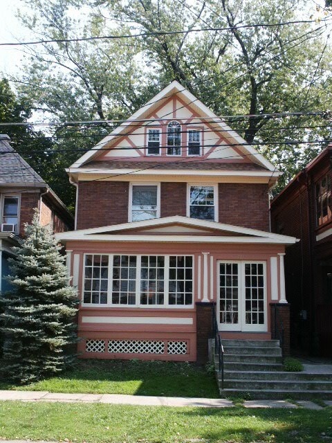 Building Photo - 711 W 7th St