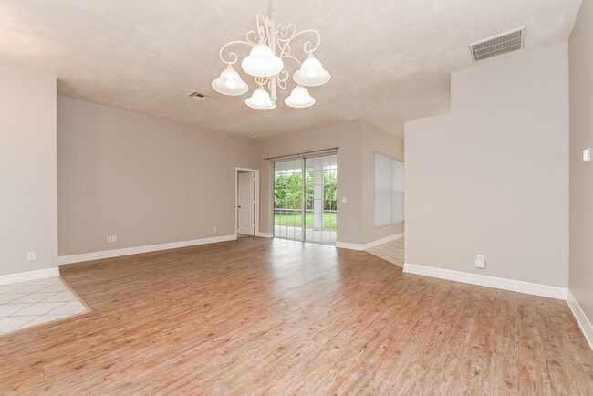 Building Photo - 831 SW 3rd Ave