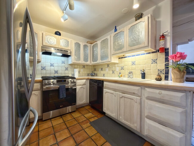 Building Photo - 624 Galisteo St