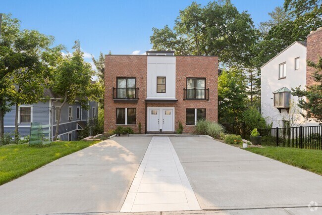 Building Photo - 571 Hillside St
