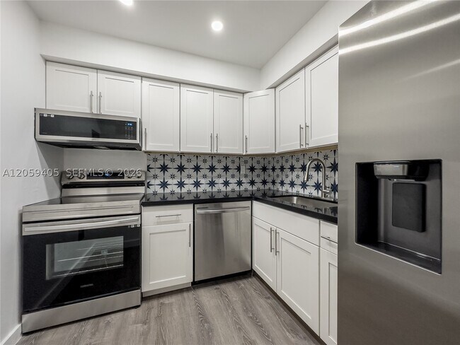 Foto del edificio - 17570 Atlantic Blvd