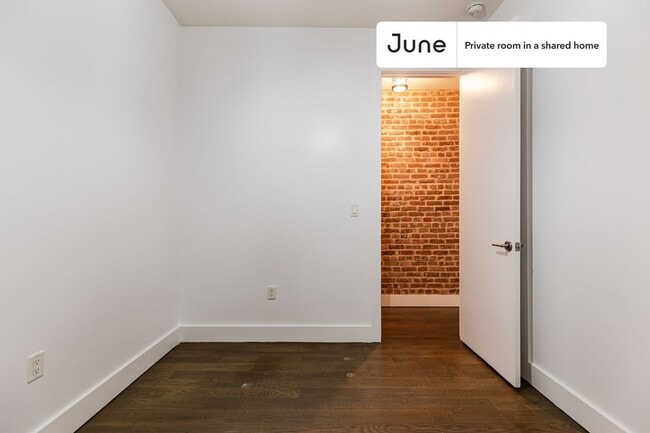 Building Photo - Private bedroom in 4 bed/2 bath Home