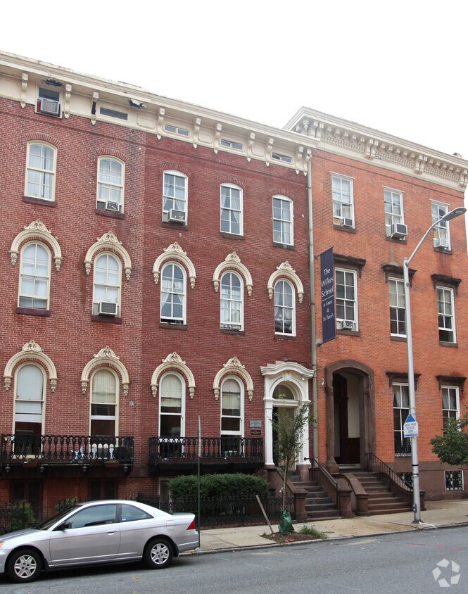 Foto del edificio - 711 Park Ave