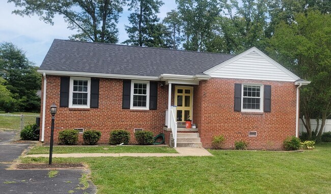 Foto del edificio - FOR RENT – Updated 3 Bedroom Brick Rancher in a Fantastic Location!