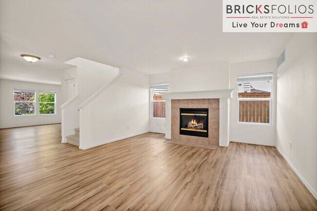 Building Photo - Walk to Rosa Parks & Timberline! Close to ...