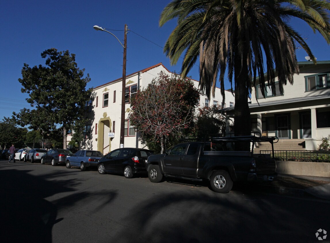 Foto del edificio - 4437 Ambrose Ave