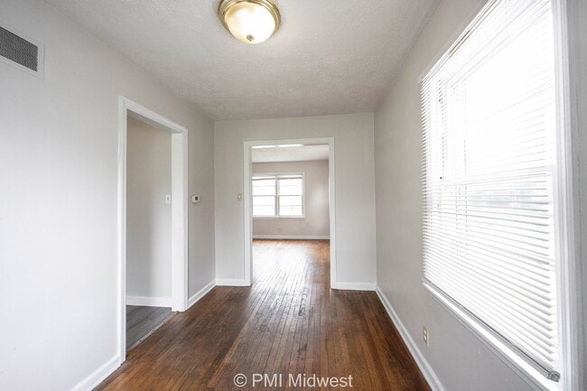 Foto del edificio - "Charming 2-Bedroom Duplex with Gleaming Hardwood Floors in Indy!"