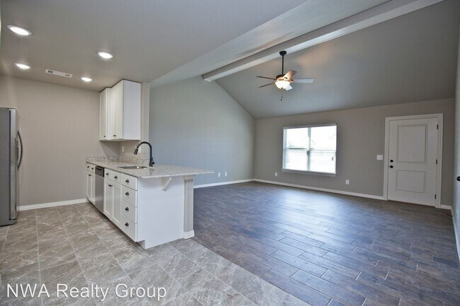 Building Photo - 3 br, 2 bath House - 240-A Commercial