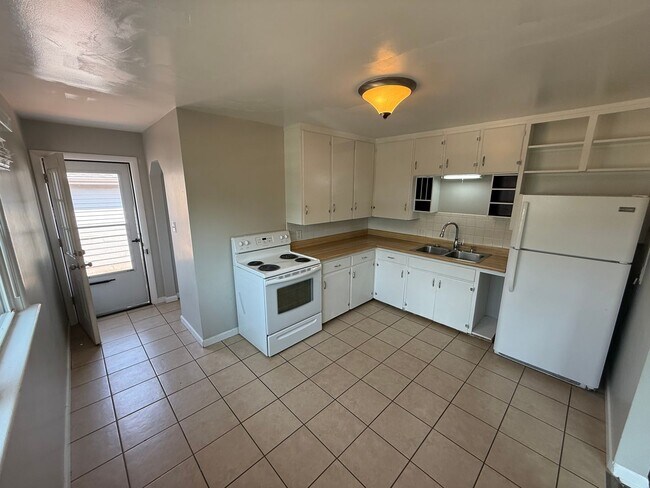 Foto del edificio - 4086-4088 Chase St