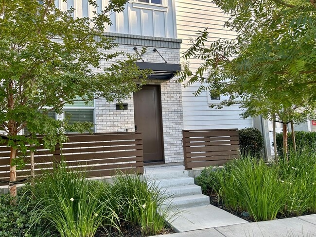 Centrally Located Santa Clara Townhouse - Centrally Located Santa Clara Townhouse