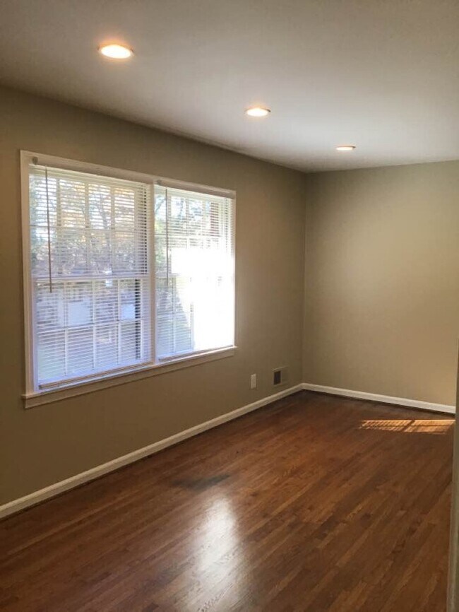 Building Photo - Newly Remodeled Smart Home. Self-Tour Today!