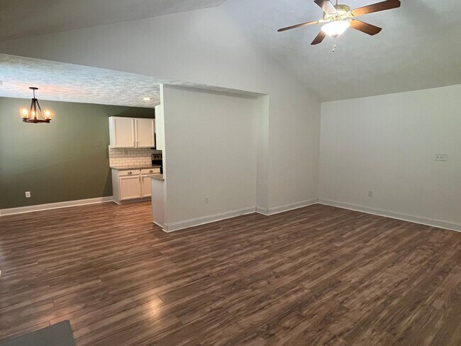 Building Photo - Beautifully Updated 3 Bed Plus Bonus Raefo...