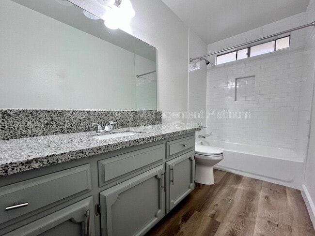 Building Photo - 529 E Escalon Ave