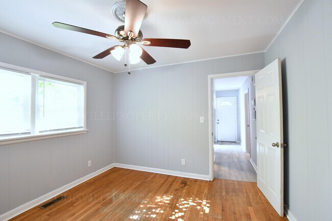 Building Photo - 1747 E Oak St