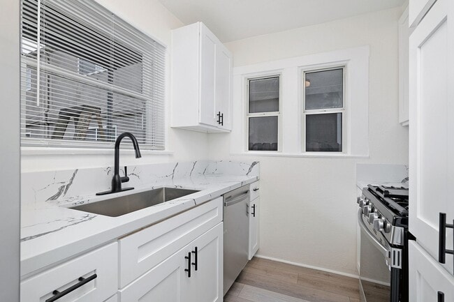 Building Photo - 4554 North Ave
