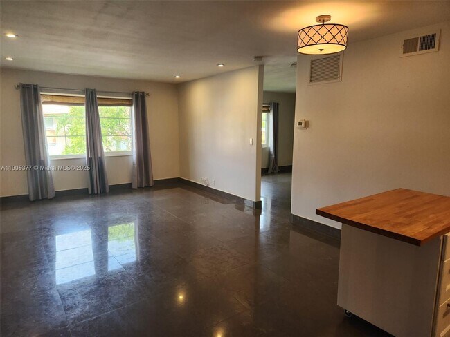 Foto del edificio - 124 NE 19th Ct