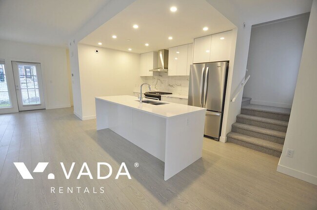 Building Photo - Seymour Village 3 Bedroom Townhouse For Re...