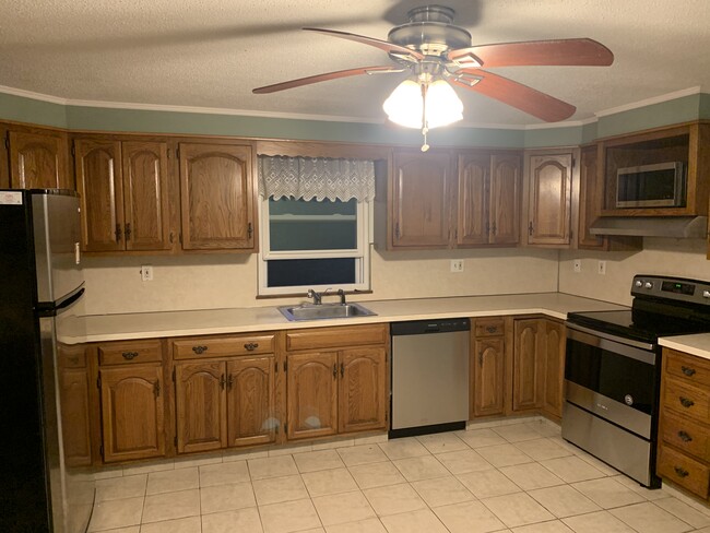 Kitchen - 109 Lakeview Ave