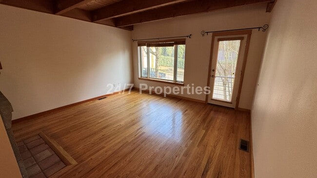 Building Photo - Charming 2 BD I 2 BA Townhome - Goose Hollow