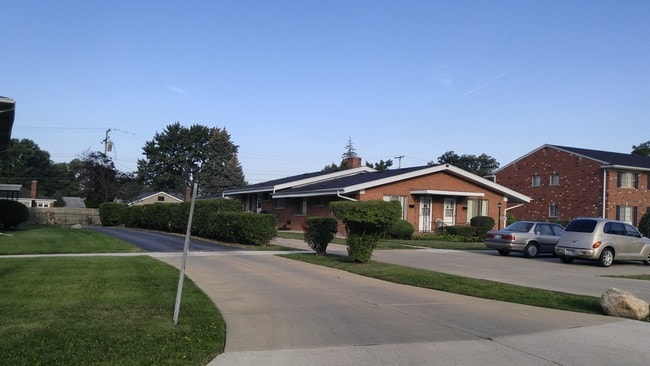 Kelly Manor Apartments Eastpointe Mi Building Photo Kelly Manor