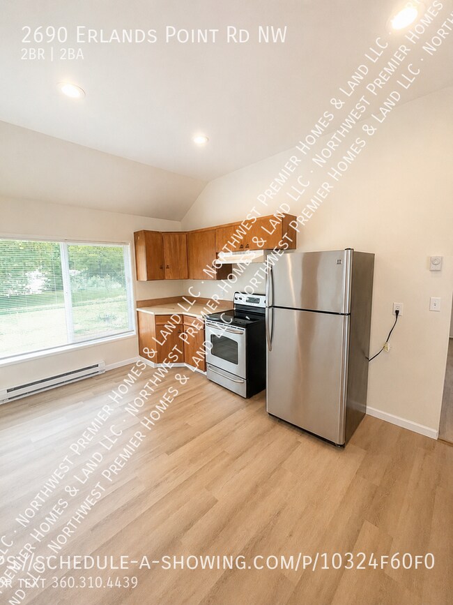 Foto del edificio - 2690 Erlands Point Rd NW
