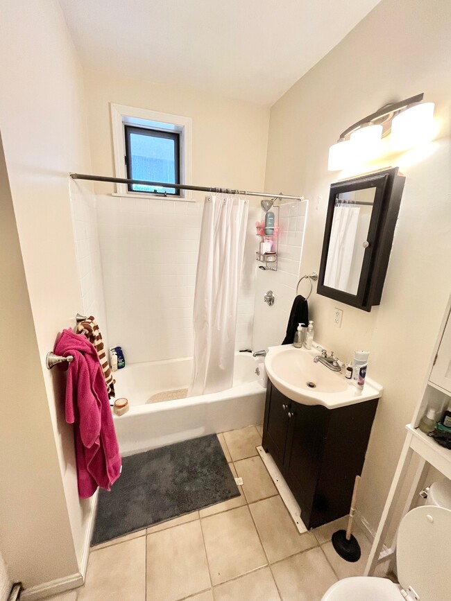 Building Photo - 87 Hillside St