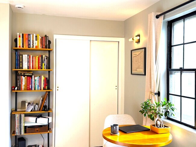 Foto del edificio - 1011 Montgomery Ave