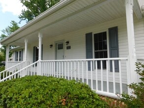 Building Photo - 102 Meadowbrook Dr