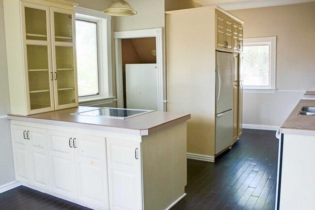 Building Photo - 4 bedroom in Moose Jaw SK S6H 0X8