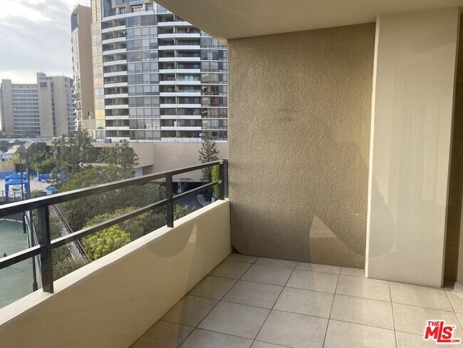 Building Photo - 4335 Marina City Dr