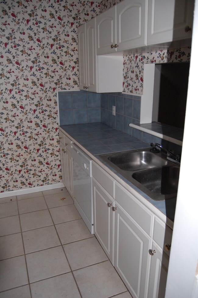 Building Photo - 3/2 SPACIOUS TOWNHOME