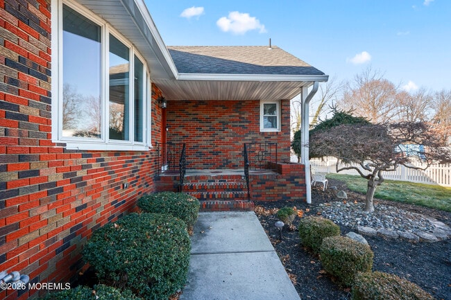 Building Photo - 573 Lloyd Rd