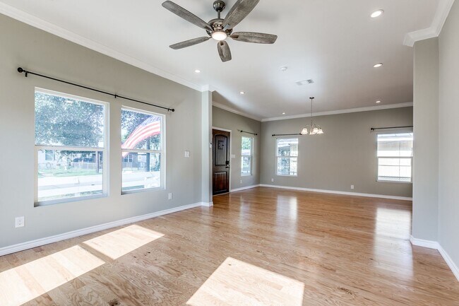 Foto del edificio - CHARMING LONE STAR DISTRICT COTTAGE