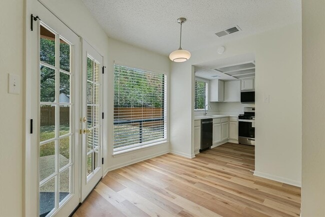 Foto del edificio - 6103 Hill Forest Dr