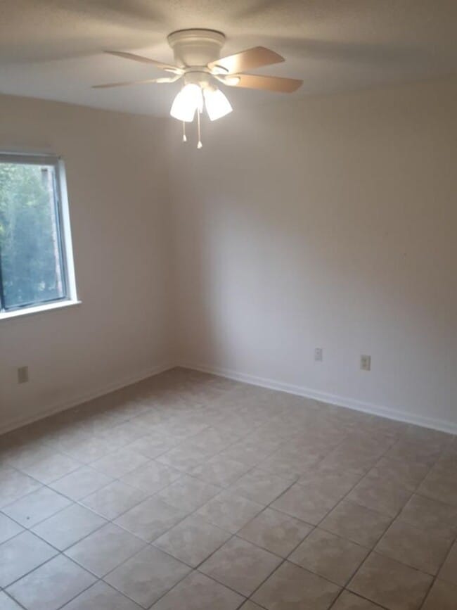 Building Photo - 2 bedroom / 1 bath condo