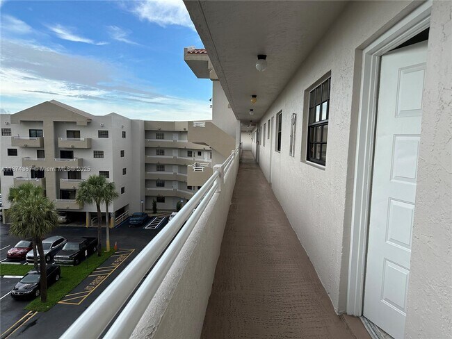 Foto del edificio - 15969 NW 64th Ave