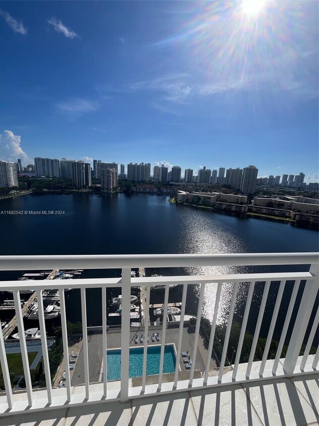 Foto principal - 18041 Biscayne Blvd