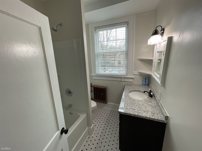 Building Photo - 2 br, 1 bath House - 200 E Edenton St Apt 4