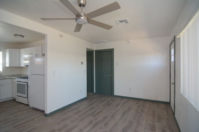 Foto del edificio - Remodeled 2 Bedroom 1 Bath Duplex! Great Central Tucson Location!