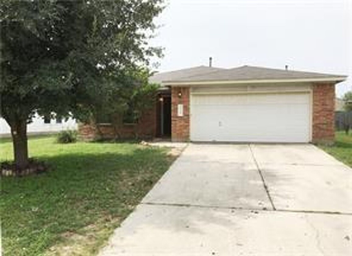 Foto principal - One story brick home in Riverside Grove av...