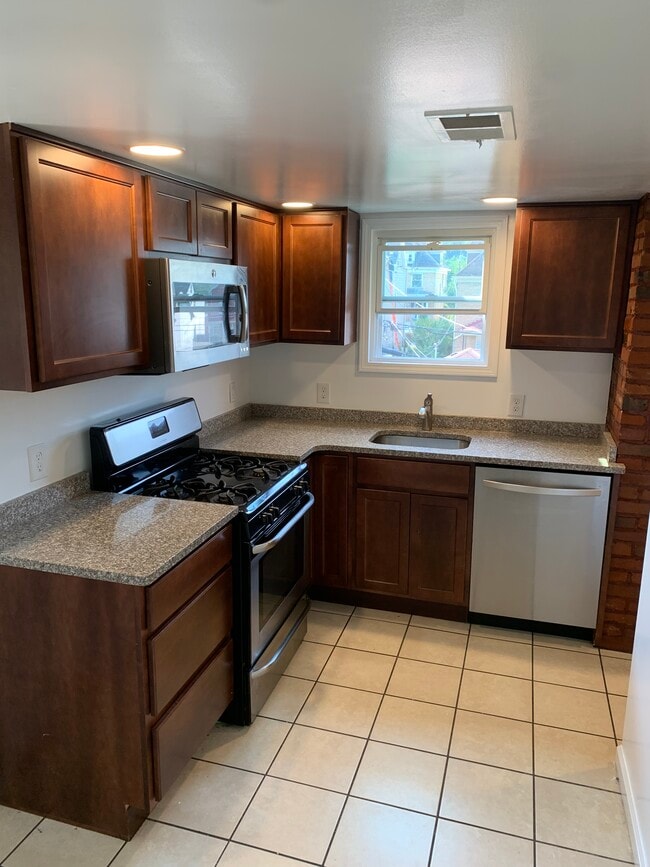 Building Photo - 102 Haldane St