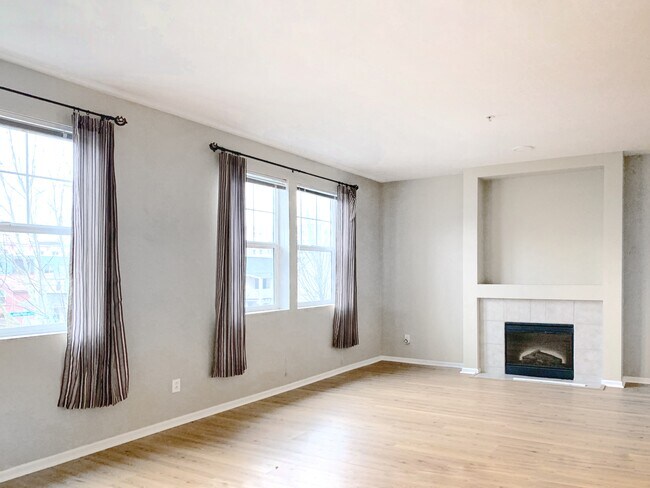 Building Photo - 3739 S Holly Park Dr