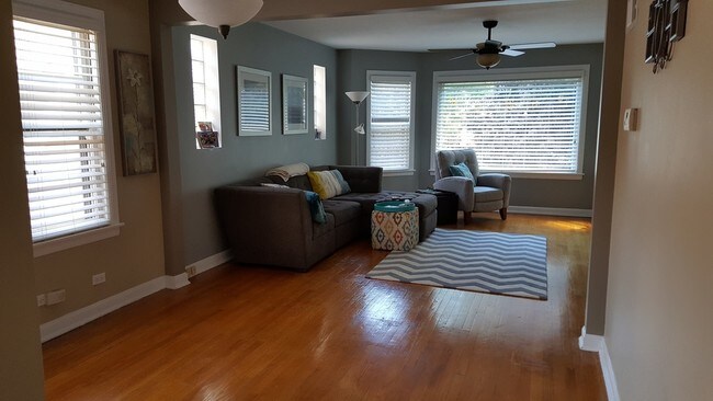 Sala de estar y comedor independientes. - 6116 N Meade Ave