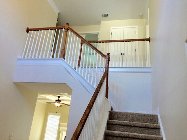 Building Photo - Beautiful 5 bedroom home located in Lawren...