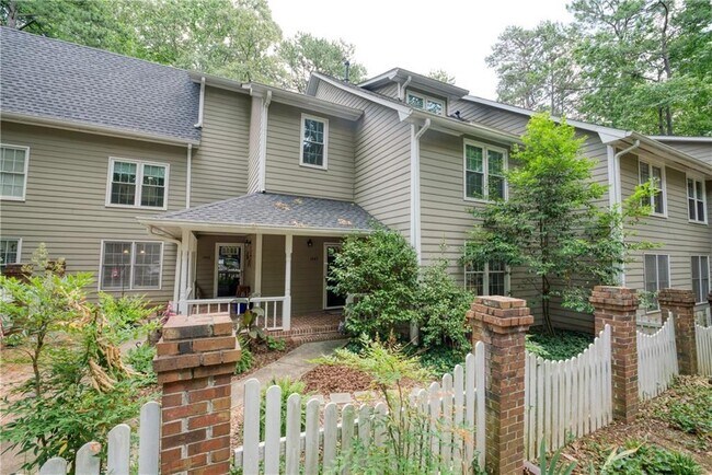 Foto del edificio - 1445 Oakridge Cir
