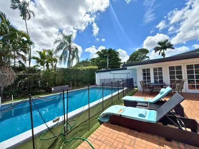 Building Photo - 201 Calle Grande Dr