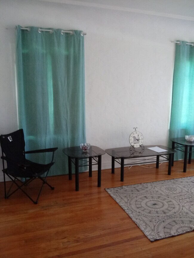 SALA DE ESTAR - OTRA VISTA - 427 N Genesee Ave