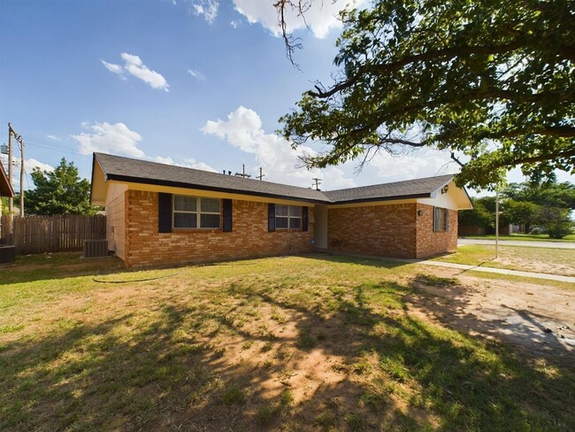 Building Photo - Spacious and Modern 3 bedroom Home with a ...