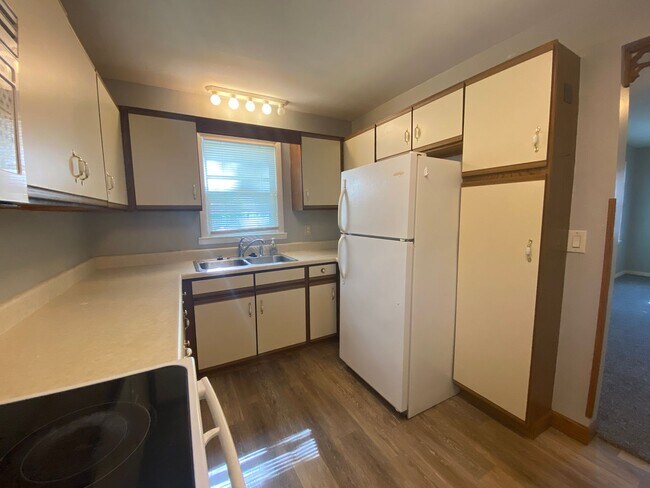 Foto del edificio - 3 Bedroom house w/Large Fenced in Yard!!