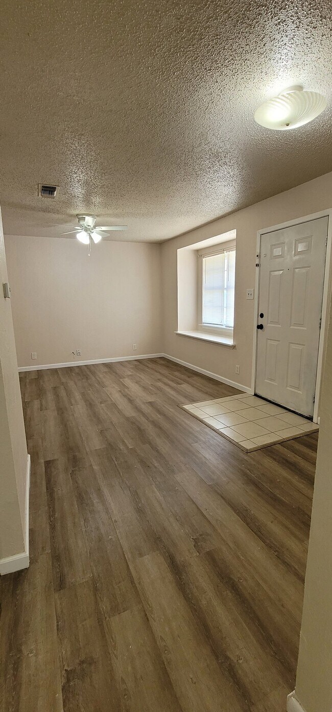 Foto del edificio - 728 N Main St